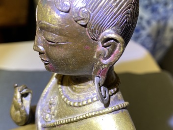 Une figure du Bouddha en bronze dor&eacute;, Sino-Tibet, 17/18&egrave;me